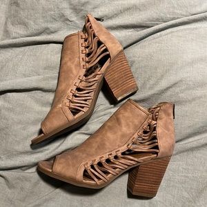 CUTE PUMPS W/ A PEEKABOO TOE